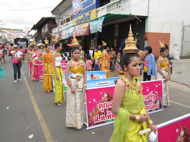  :cheer: ลูกหลานเยาวชนก็มาร่วมถือป้ายขบวนครับ  :cheer: