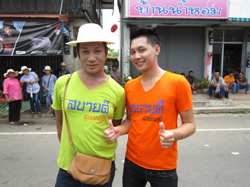 :cheer: เจอสองหนุ่มหรือว่าสองสาวก็ไม่แน่ใจแต่สีเสื้อกับข้อความกินใจ
ก็ขออนุญาตกดมาโชว์สักหน่อย สบา