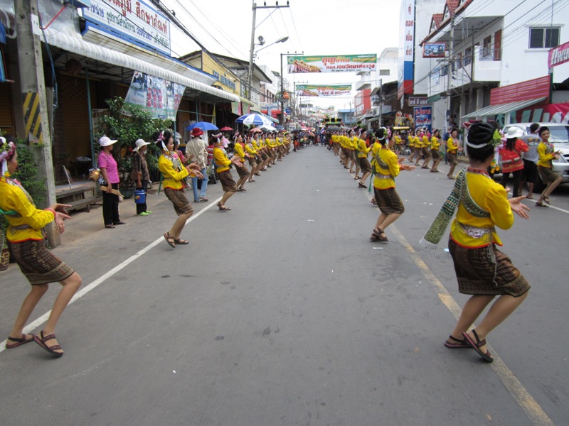  :cheer: มาดูนางรำอีกขบวนที่ซ้อมเรียกความมั่นใจก่อนถึงเวทีประกวดครับ  :cheer: