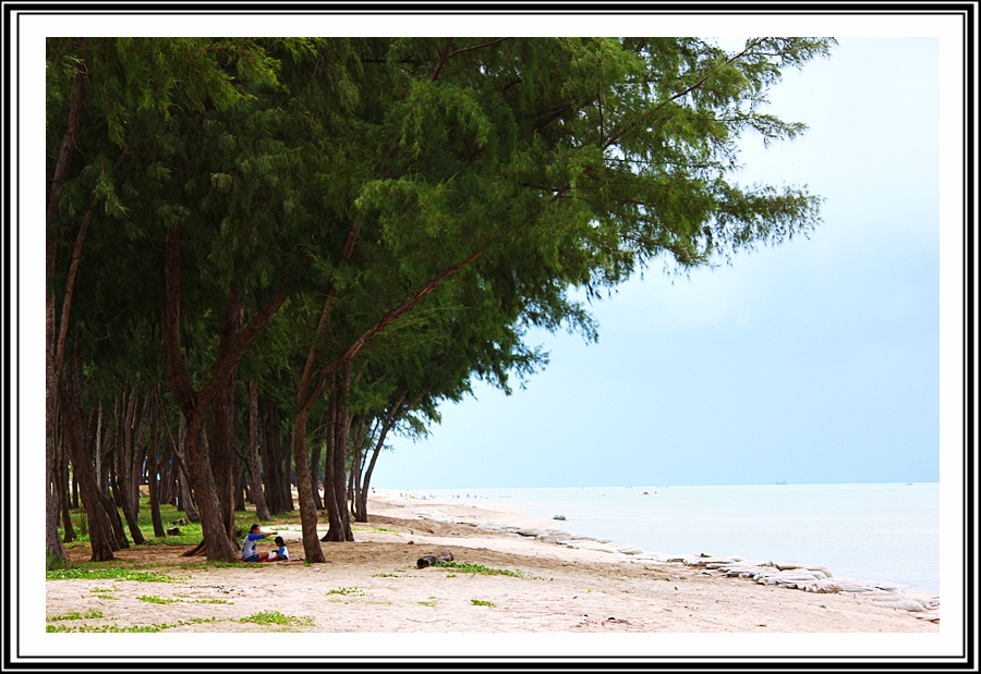 
จุดเด่นอีกอย่างหนึ่งที่วงเวียนทางตอนเหนือของถนนเลียบหาดมีปฏิมากรรมรูปคน นั่งอ่านหนังสืออยู่กลางวงเ