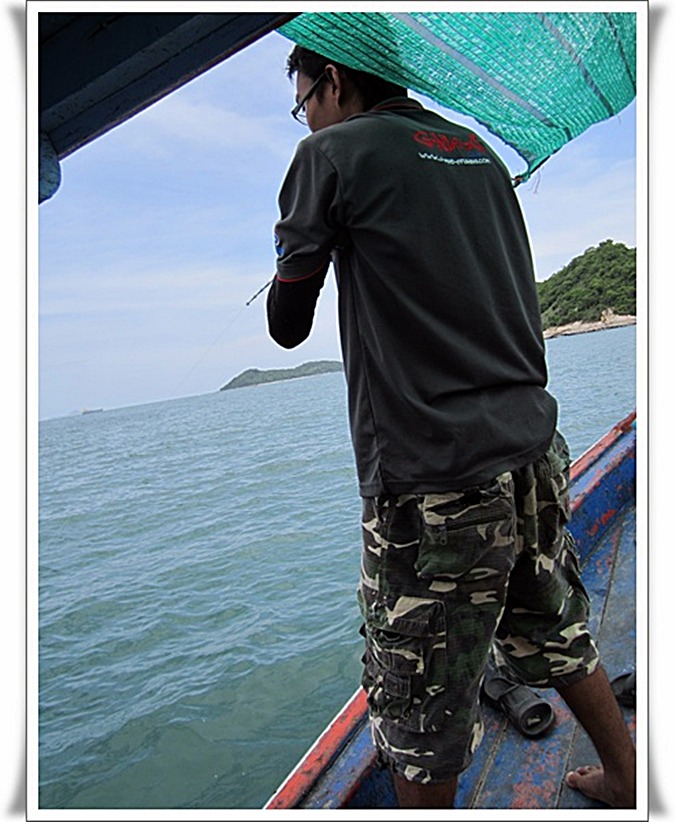  [b]เกี่ยวเหยื่อลงเบ็ดเสร็จ น้าลพโดนแล้วครับ วัดควับ ปลาพาสายออก น้าลพอัดรั้งคันไว้[/b]  :love: :che