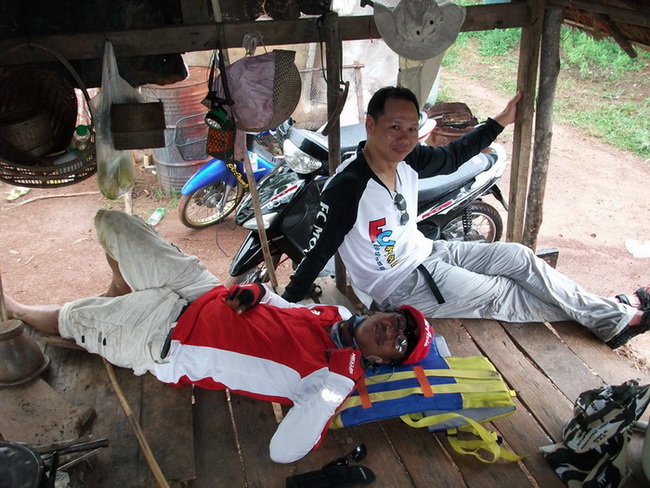 พอฝนตกก็หลบไปนอนกันในบ้านไต๋  สบายครับหลับไปงีบนึงเลย :laughing: :laughing: :laughing: :laughing:
