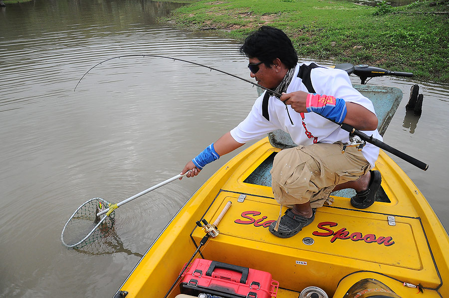 ท่าจะอยากขึ้นเรือจริงๆวุ้ย ไม่ดงไม่ดิ้นเลยน่ะ งั้นขึ้นมาเลยเดี๋ยวพาขึ้นรถไปเที่ยวสระแก้วต่อ :grin: :