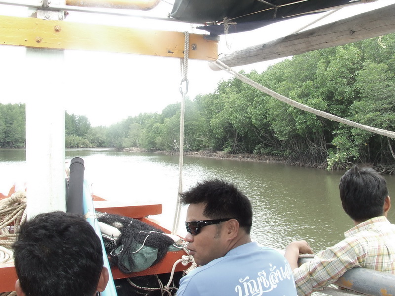 [b]เรือกำลังเคลื่อนตัวออกจากคลองครับ[/b]