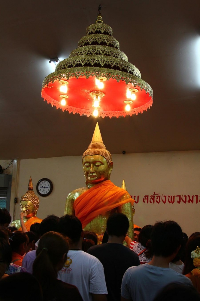 ขันรถออกจากบ้านแวะมาไหว้หลวงพ่อโสธรที่แปดริ้วกันเสียก่อน