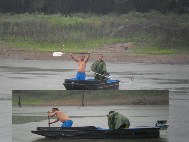 (อีกสักรูป) ดูเหมือน น้าอาร์ต กะ น้ายศ จะภูมิใจกะ ฝนที่ตกเทลงมา กะ การพายเรือ ที่ไม่มีน้ำมัน ข้ามฝั่