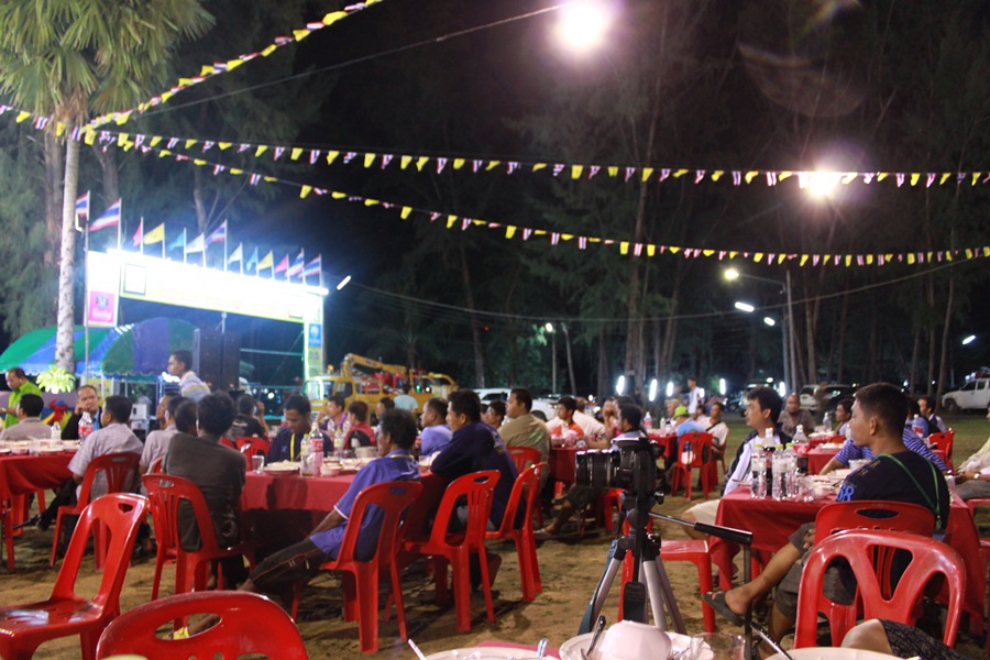แม่ครัวก็เอาคุณครูในสายบุรีครับ มาจัดเตรียมกัน