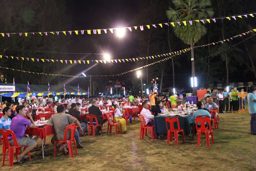 ลืมบอกไปนะครับ ในงานไม่มีการเลี้ยงอัลกอฮอล์นะครับ ใครจะกินต้องหาซื้อเองครับ