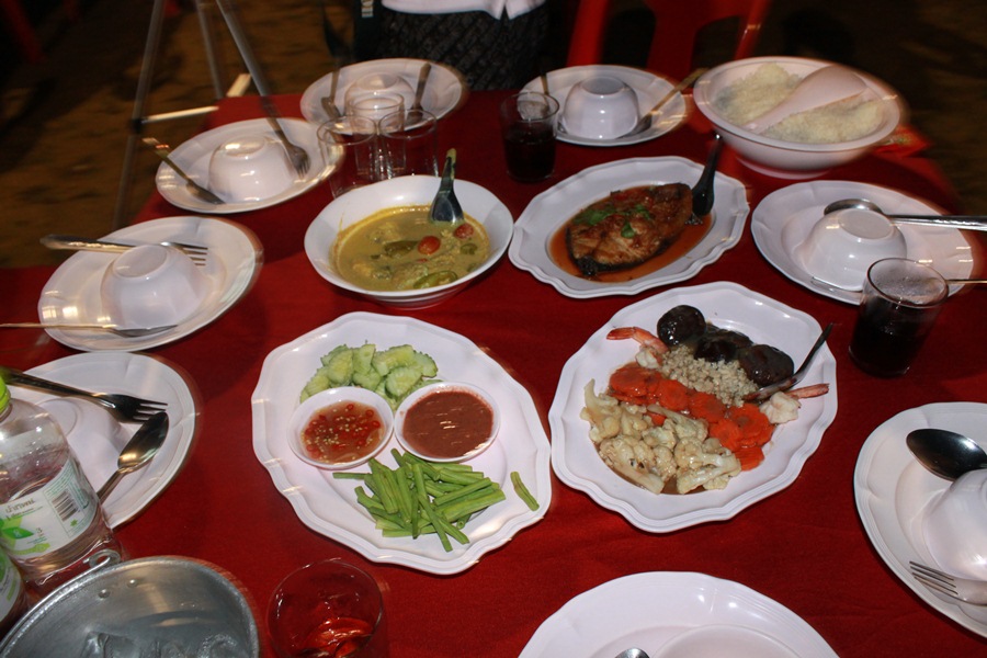 การแข่งขันที่บ้านนอกชายแดน ก็ทานกันแบบนี้แหละครับ แต่รสชาดอร่อยครับ