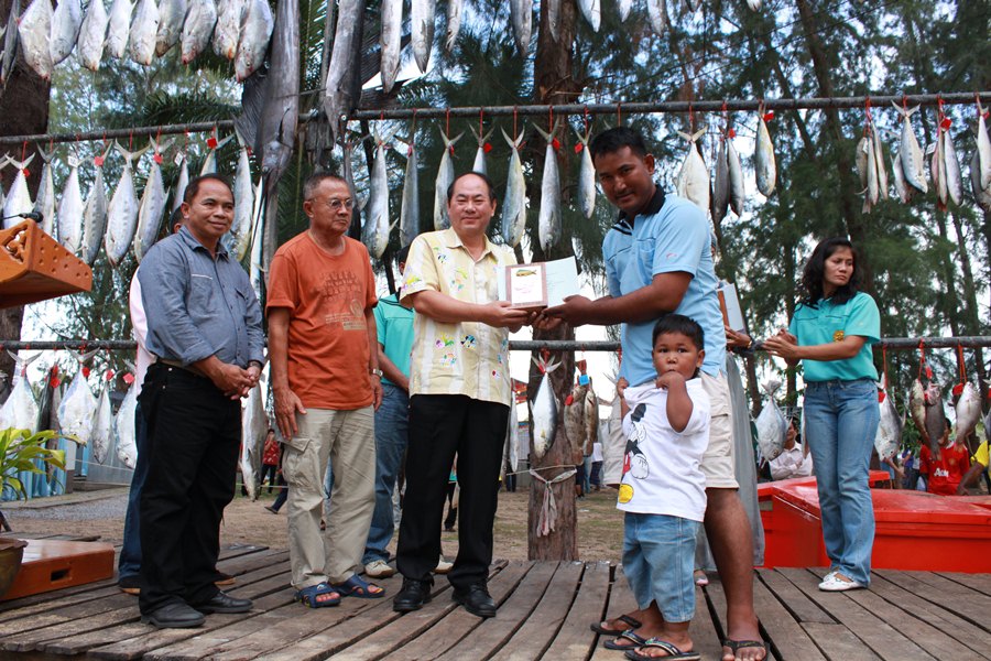 รางวัลชนะเลิศ  ปลาอีโต้มอญ         น้ำหนัก 5.00 กก.

นายประดิษฐ์  สั้นเต็ง            ทีม เจ๊นกปัต