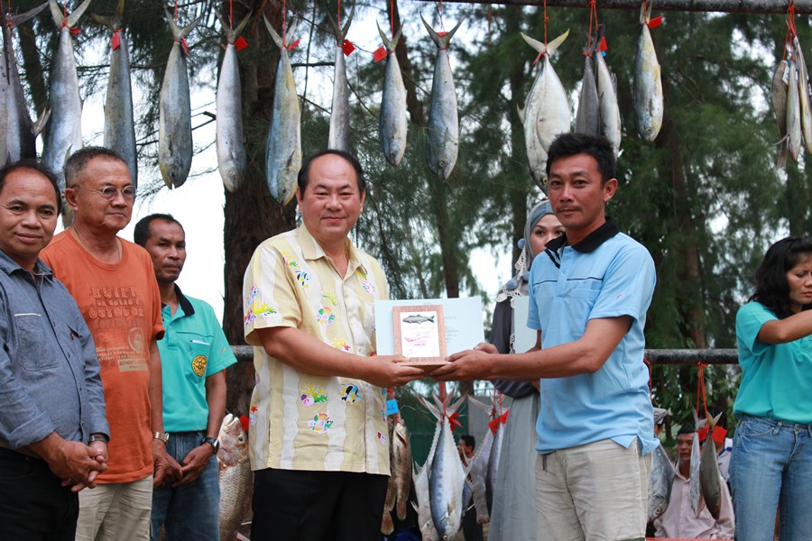 รางวัลรองชนะเลิศอันดับ 1  ปลาอินทรี     น้ำหนัก 6.15 กก.

นายชาตรี  อธิกธาดา            ทีม สามหนุ