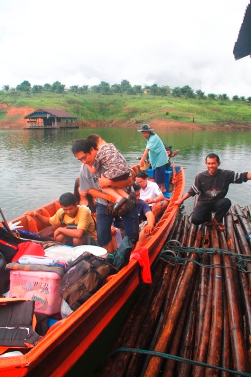 ฝนหยุดตก เรือลุงเหน่ง มารับแล้ว ได้เวลากลับบ้านแล้วพวกเรา... :grin: