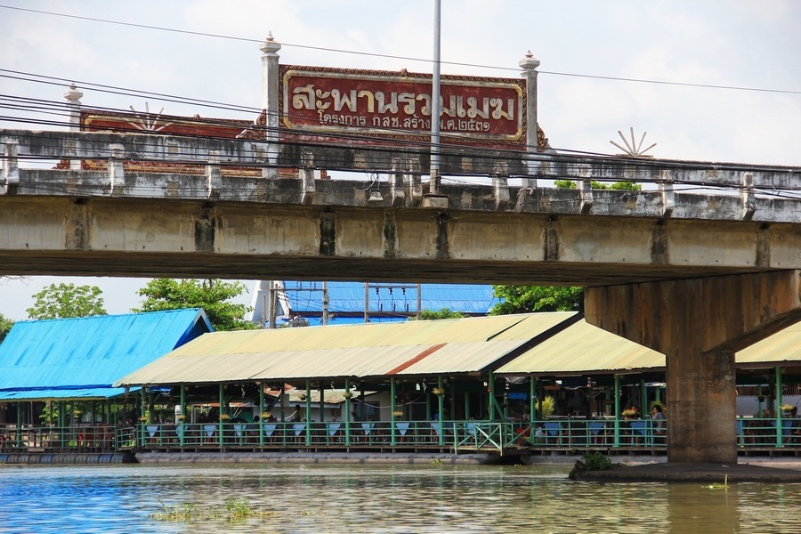 ร้านอาหารนี่นา แวะกินกันก่อนดีมั้ยน้า  :grin: :grin: