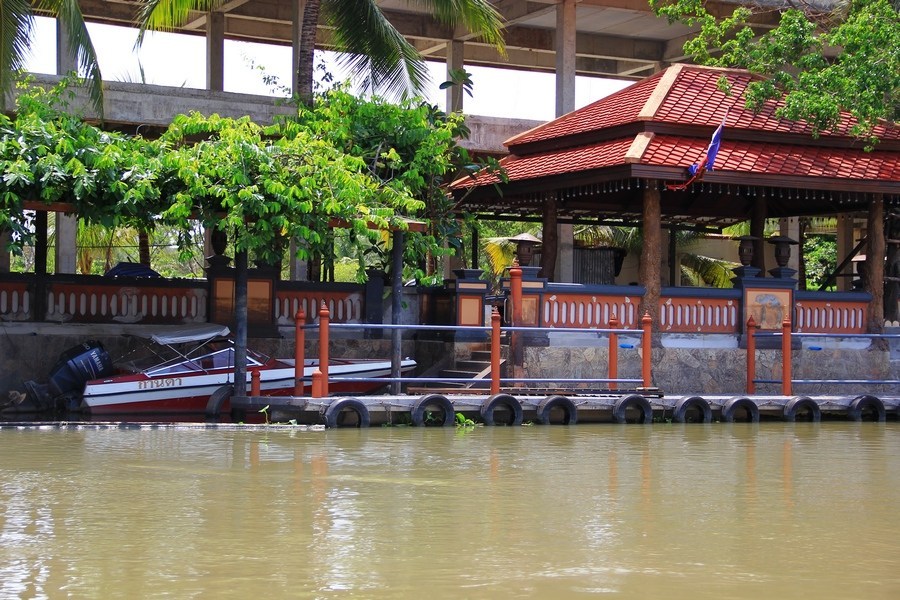 เรือใครก้อไม่รู้ น่ายืมมาขับเล่นจังเล้ย