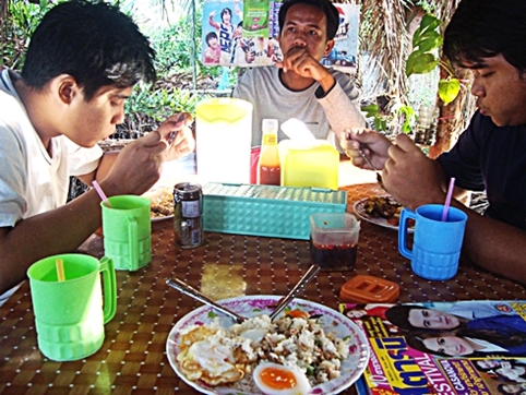 แวะทานข้าวก่อนเข้าบ่อนะครับ ร้านนี้อาหารอร่อยมากครับ 

ขออนุญาติแนะนำอีกท่านนึงนะครับ  น้าเสื้อขาว