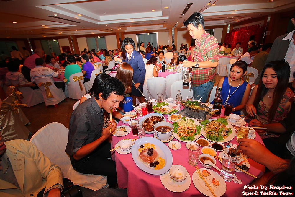 
 :grin: :grin:  อ้าววววว แล้วโต๊ะนี้หละ มะออกไปลุ้นกะเค้าหรา.........กินอย่างเดียวเว้ยเฮ้ย เอิ๊กๆๆ