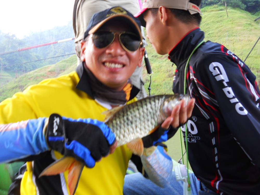 ได้แล้วครับปลาตัวแรกของเดียว   พี่ต้องเป็นนายแบบให้  :grin: :grin: :grin: :grin: