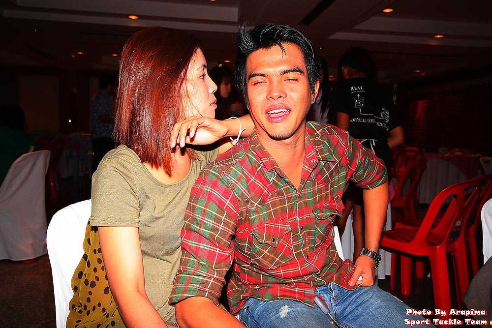 
 :grin: :grin:  น้าเอส(คอนหวัน) กับ ผ.บ. ว่าแต่ทำมัยต้องอายกล้องด้วยอะคู่เนี่ย เอิ๊กๆๆๆๆๆ :laughin
