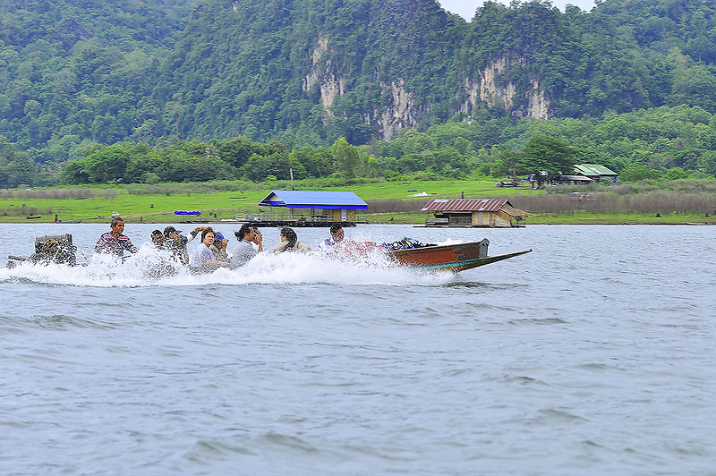 เขื่อนนี้เรือใหญ่ดีจัง    แถมเครื่องแรงซะด้วย




[q][i]อ้างถึง: DoctorK posted: 11-06-2555, 14