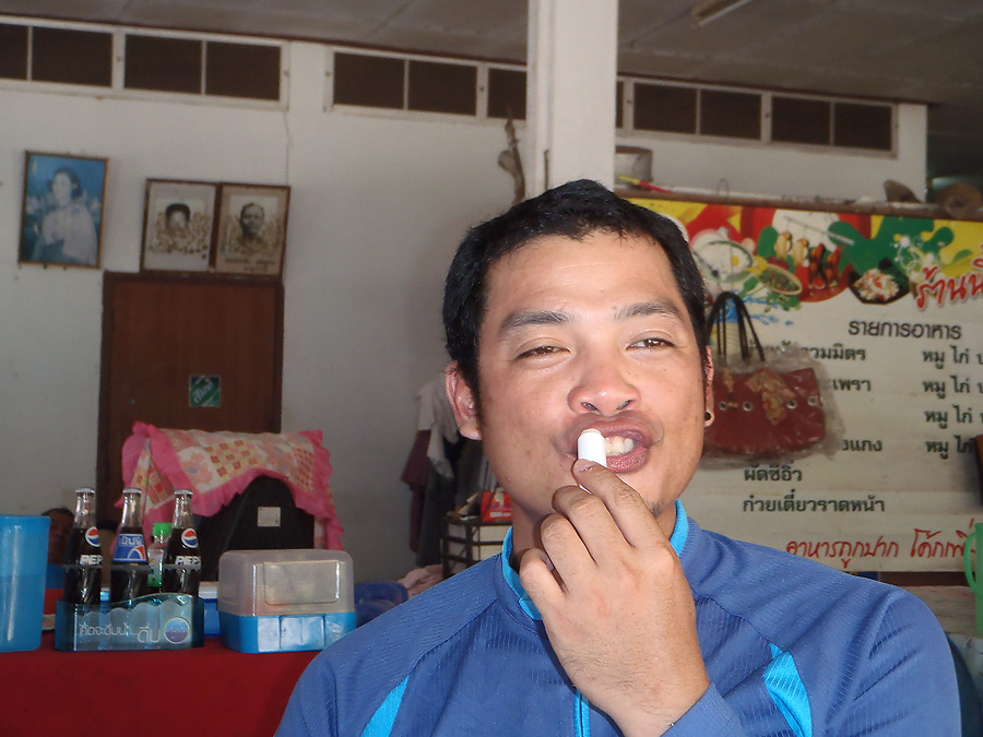  [b]ก่อนกินข้าวโปรอ้วนบอกว่าวันนี้อากาศร้อนขึ้นจากเรือมาขอบำรุงริมฝีปากหน่อย กร๊ากกกกกกกกกกกกกกกกกกก