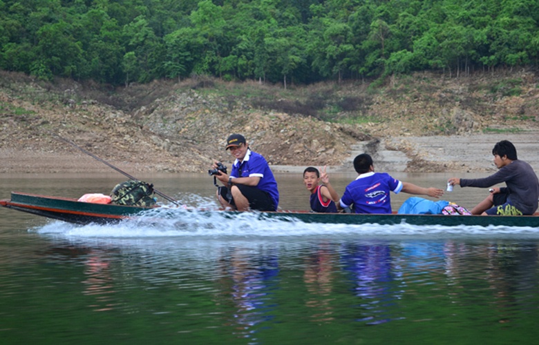 งวดนี้เรือใหญ่ติดงานครับเลยต้องเอาเรือเล็กมารับ งานนี้ตุดด้าน ตามๆกัน :laughing: :laughing: