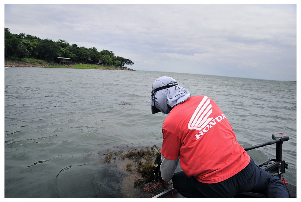 วิธีการลอยลำเรือก็คงหนีไม่พ้นการทอดสมอครับ เพราะหากใช้มาเตอร์ไกด์สำหรับสถานการณ์แบบลมโกรกเช่นนี้คงไป