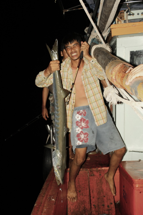  




[center][b]คนที่ใช้ตะขอดกี่ยวปลาขึ้นมาคือน้องหนุ่ม เจ้าของคันเองครับ :laughing: :laughing