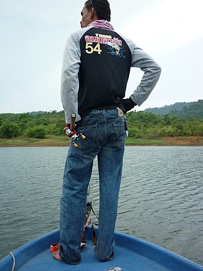  :angry: แปลกแต่จริงช่วงน้ำนิ่งๆ ไม่เห็นไรแดง.....พอมีลมเจอซะงั้น

............. ตีไป 3 ไม้มีอาการ