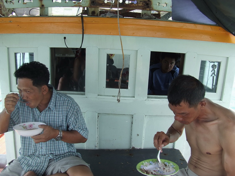 



 [center][b]เด็กเรือ ก็ทำหน้าที่ดีมากๆครับ เอาข้าวต้มมาเสริฟให้พวกเราได้กิน เป็นมื้อเช้าครับ