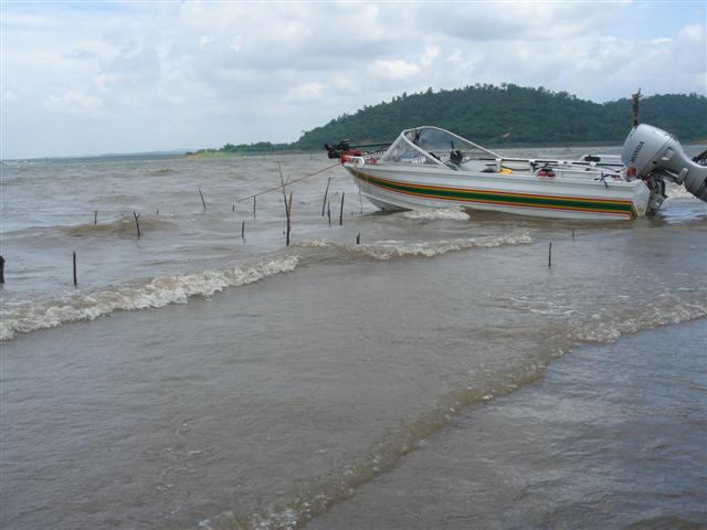 ด้วยความรวดเร็ว..ขับเรือมาจอดที่ชายฝั่งแต่อยู่หลังกองหิน...ดูคลื่นสิ..บางแสนชัดๆ