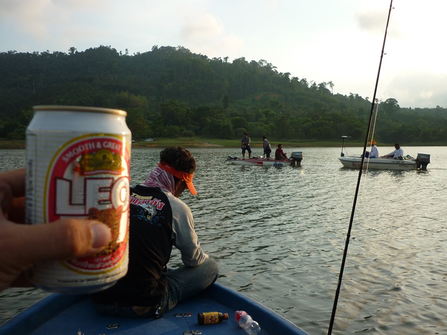  :grin: หลังจากเอาเรือมาจอดเทียบกันเพื่อหาเจ้าภาพ   สรุป วันนี้ทั้งสามลำ ได้กันคนละไม่น้อยแต่ไม่มีปล