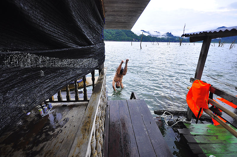 หลังจากกินข้าว   ก็โดดน้ำ    ท่าน้าตู่   โคตะระ สวยอ่ะ    :laughing: :laughing: :laughing:




