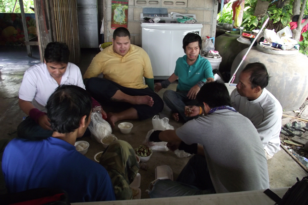 ล้อมวงกันเข้ามา............. :umh: :umh: