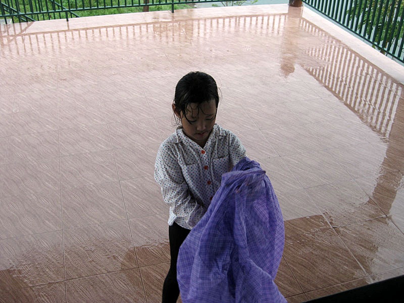 อยู่บนศาลาไม่ต้องใส่ก็ได้ลูก :sick: :sick: :sick: