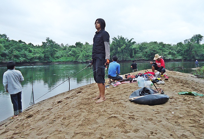พอฟ้าสว่าง..ผมเลยขอลองตีบ้าง  :grin: