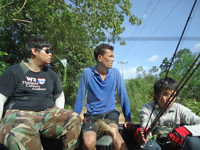 พ่อ และ น้องหมู น้องเบ็ม อาสานั่งท้าย กะบะ  :smile: :smile: :smile:

 :cheer: :cheer: :cheer: :che