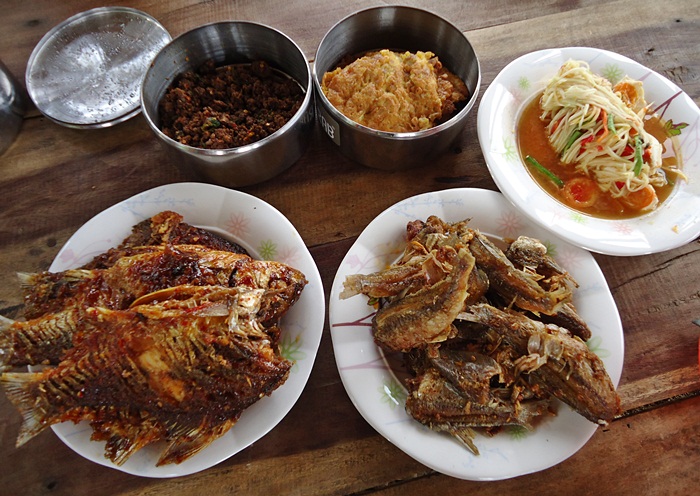ปลากระสูบทอด  ที่พ่อตกมาได้เมื่อวาน ก่อนที่เราจะมากัน (กรอบ..อร่อยมาก)  :umh: :umh: :umh: :love: :lo
