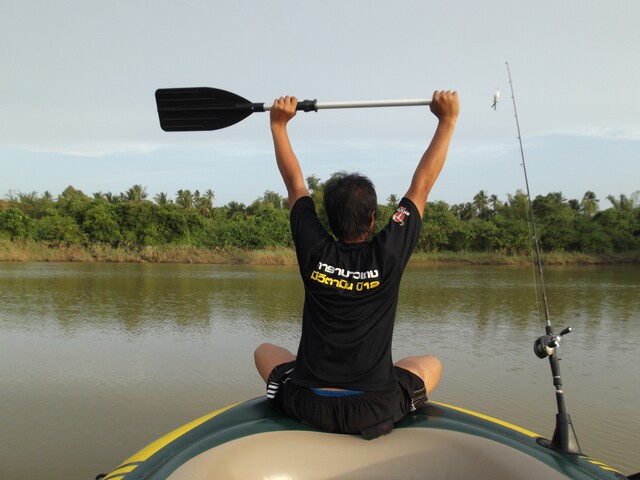                       เฮ้ยเพื่อน  เรามาพายเรือตกปลานะโว้ย..ไม่ได้พายเรือแข่ง...แหมทำท่ายังกะเข้าเส้น