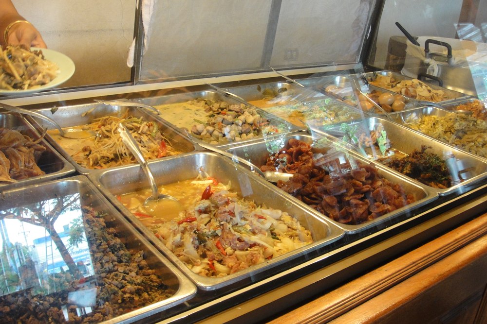 แวะกินข้าวแกงที่อ.เถิน จ.ลำปาง  เจ้าประจำ อร่อยดี สะอาด แถมไม่แพงครับ :umh:
