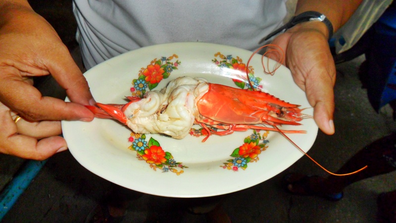 แป็บเดียว ลุงอึ่งก็หันไปนึ่ง กุ้ง ออกมาสุกสีส้มน่ากินที่สุดในโลกเลย :umh: :umh: :umh:
             