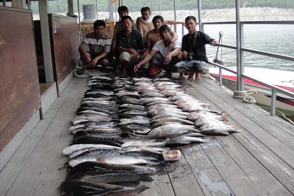 ถ่ายรูปรวมเป็นที่ระลึกทริฟนี้คับ ส่วนคนซ้ายสุดเจ้าของแพ พี่เสริฐ ใจดี ข้อมูลเรื่องปลาแน่นมากคับ มาพั