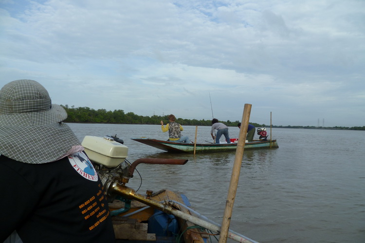 เรือของไต๋ชล กับทีมน้าเอ ก็ตามมาติดๆ ทริปนี้ สองลำ สองกลุ่มครับ น้าเอสอง กับมัทซัง ผมสามคน มาดูดิใคร