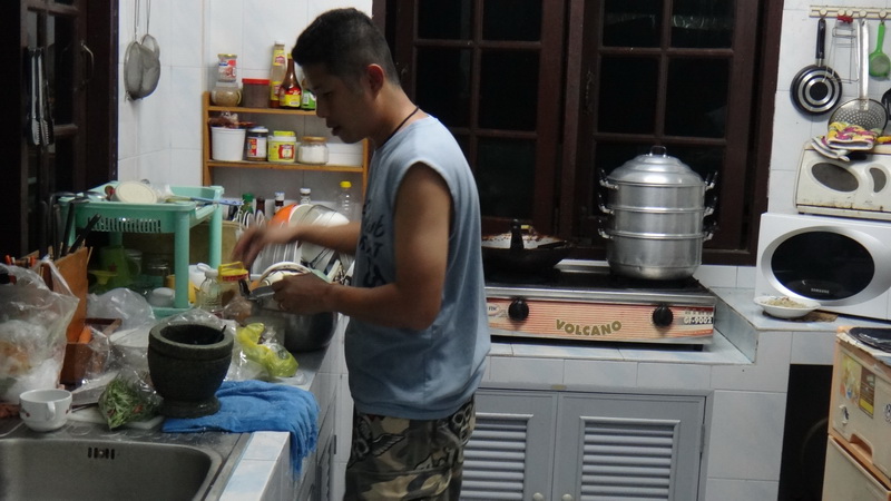 น้าเล็กก็ยังทำกับข้าวไม่เสร็จ

 :cheer: :cheer: :cheer: :cheer: