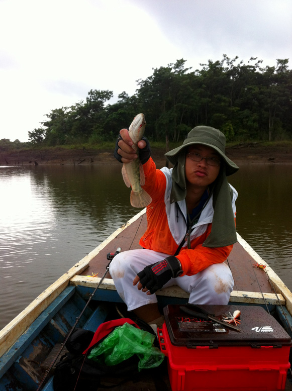 หลังจากนั้นก็ไปพักรับประทานมื้อเที่ยงกัน(บนเรือนั่นแล)
บ่ายก็ไปจัดต่อครับ ก็เลยได้ตัวนี้มา
 ปลาผม 