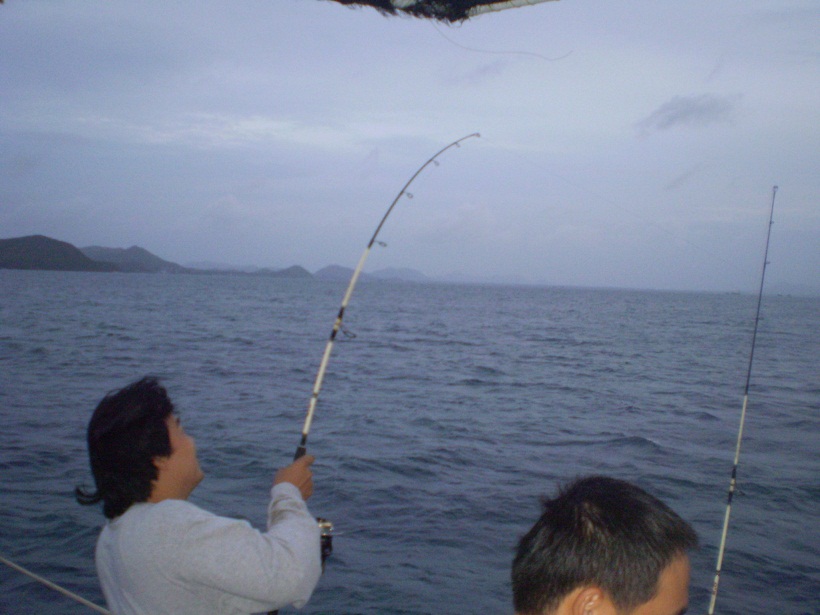 ท้ายเรือ คัน น้าหนูลงสายลอยเกี่ยวทูเป็นไว้โดนอะไรไม่รู้วิ่งยาวๆๆ  :ohh: