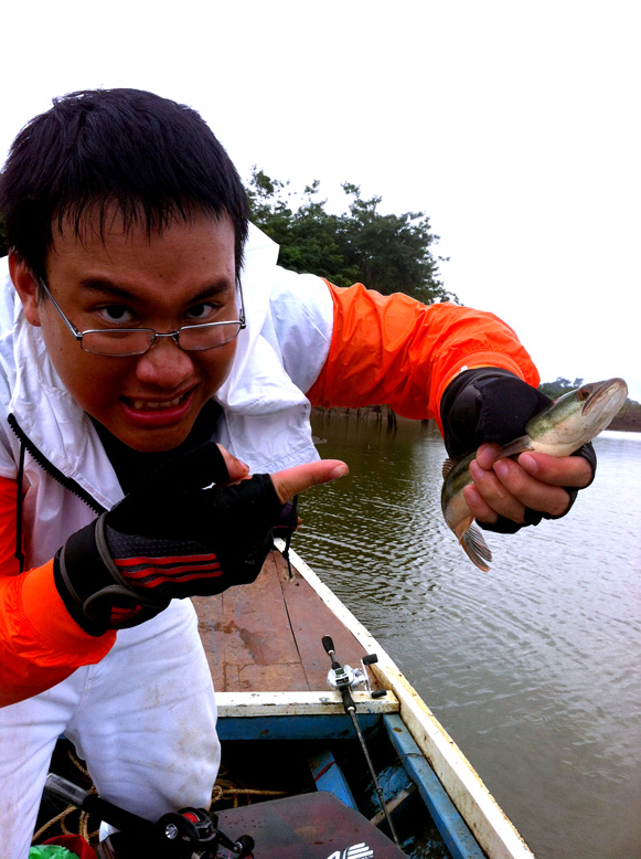 ต่อมาผมได้ไอ้ป๊อกอีกตัวไอ้ตัวนี้แสบมากกกก
ขึ้มาบนเรือปั๊บโดดไปทั่วเลย จะจับมันก็มุดลงใช้แผ่นไม้
กว
