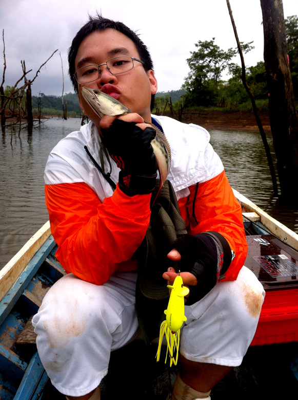 ตัวต่อมาครับ ใจกล้าจริงๆครับมากัดบัสเบสตัวนี้ได้
นับถือมันจริงๆ :love: