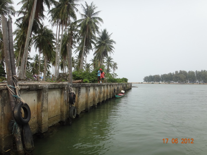 


     [b]กลับมาถึงท่าเรือสายบุรี  บ่าย 3  ครึ่ง[/b]

    [b]เห็นน้องเค้าแล้ว  นึกถึงภาพเราในอ