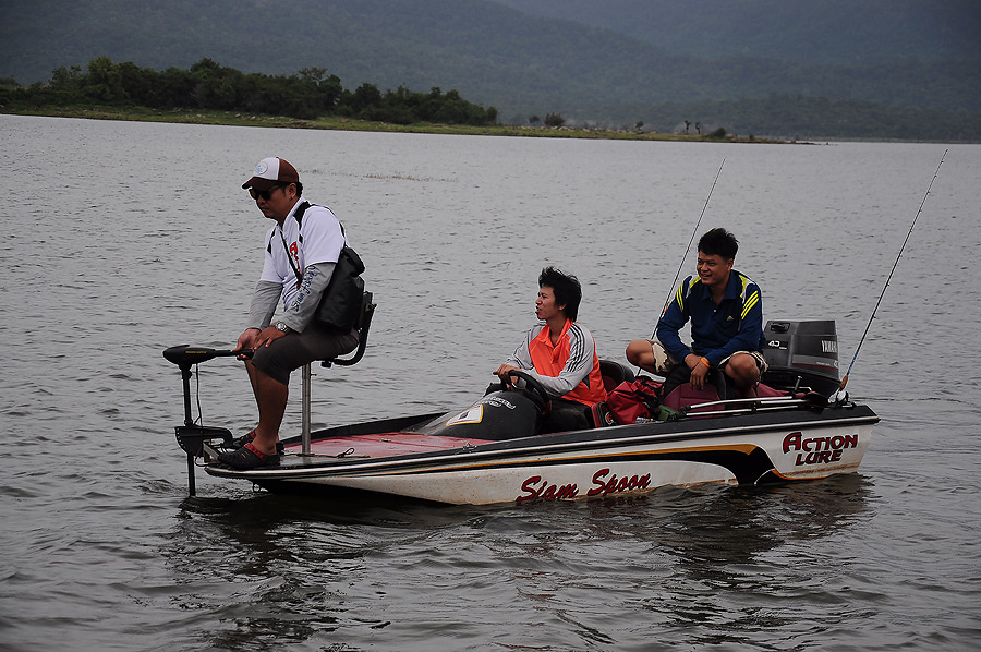 เวง....แล่ะ นังต๋องมาด้วยไม่บอก เรือสองลำคนเจ็ดคน มีเกียวหูเกี่ยวหัวกันแน่ๆ :ohh: :ohh: :ohh: