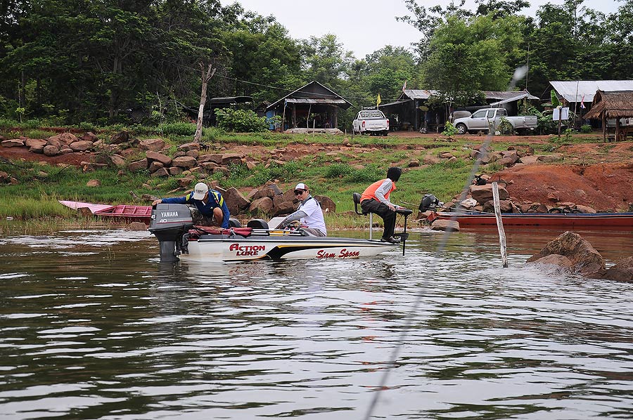 ไปติดต่อหาเรือเพิ่มสักลำก่อนน๊า ใจเย็นๆปลาอ่ะตกเมื่อไหร่จะได้ :laughing: :laughing: :laughing: :laug